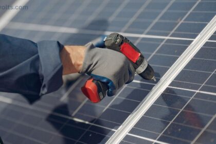 Plug In Solar Panels UK installed on a home balcony, generating clean renewable energy for everyday household electricity use.